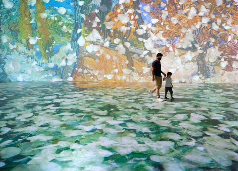 Pai e filho passeando pela exposição imersiva em 3D