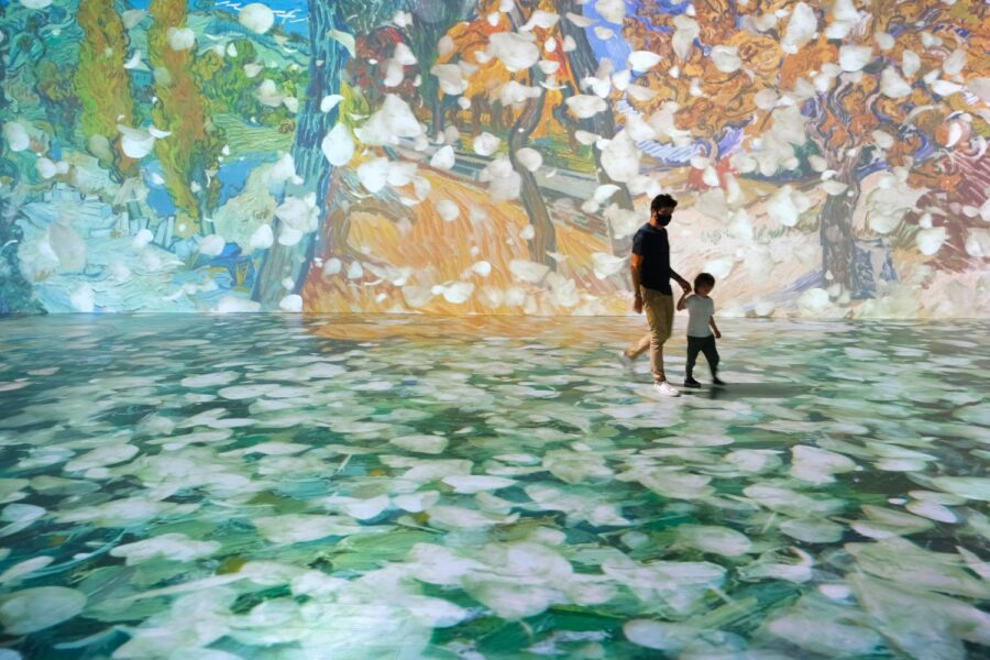 Pai e filho passeando pela exposição imersiva em 3D