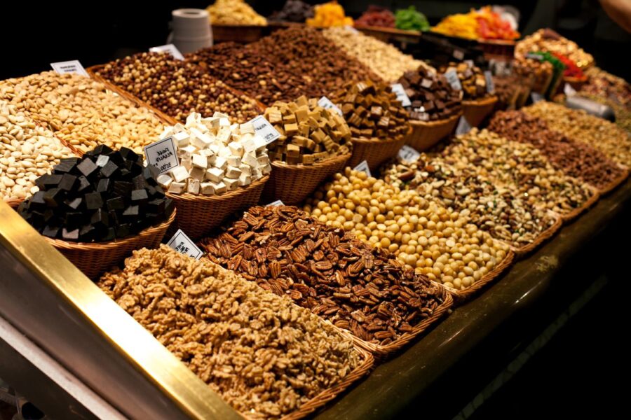 banca de nozes e castanhas disposta para a apresentação dos frutos