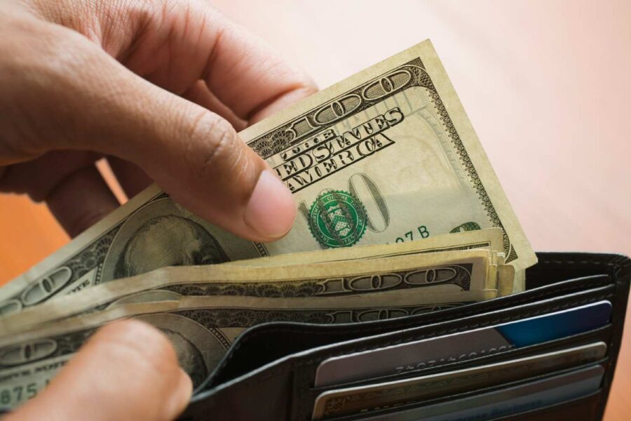 Carteira com notas de dólar
