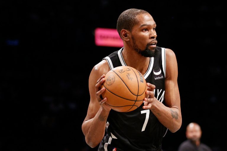 Kevin Durant segura bola de basquete em jogo do Brooklyn Nets