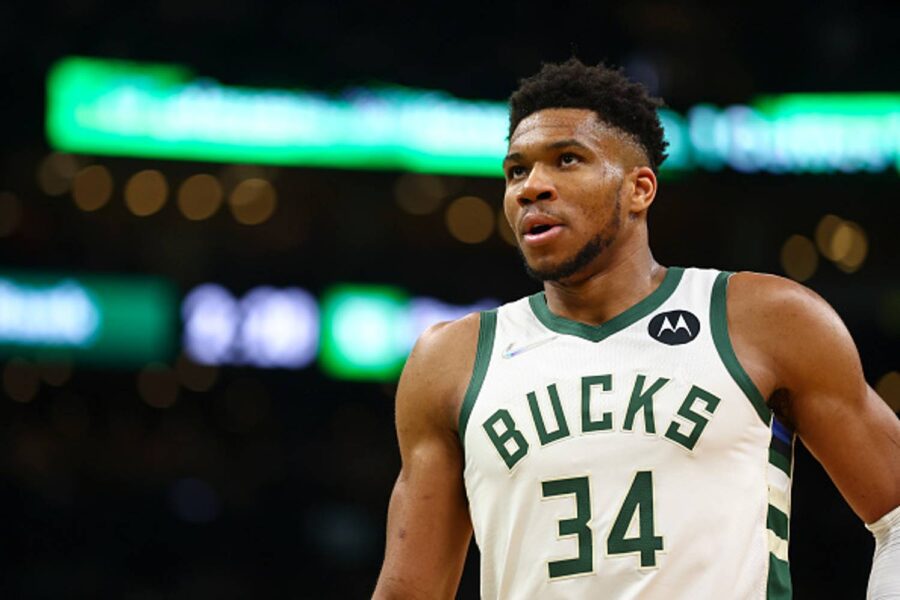 Jogador de basquete Giannis Antetokounmpo em campo com camiseta branca e verde do time Milwaukee Bucks