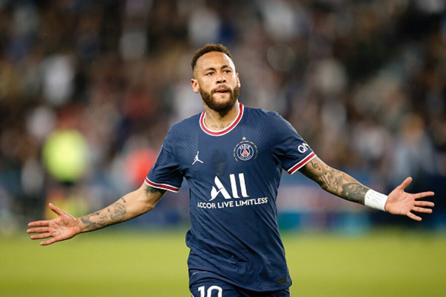 Jogador Neymar comemora gol de braços abertos em jogo do PSG
