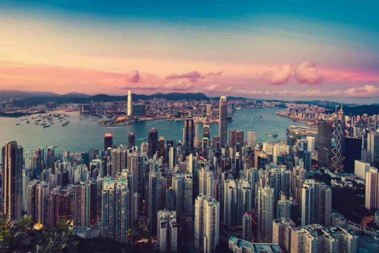 Hong Kong no final do dia, com seus arranhas céus