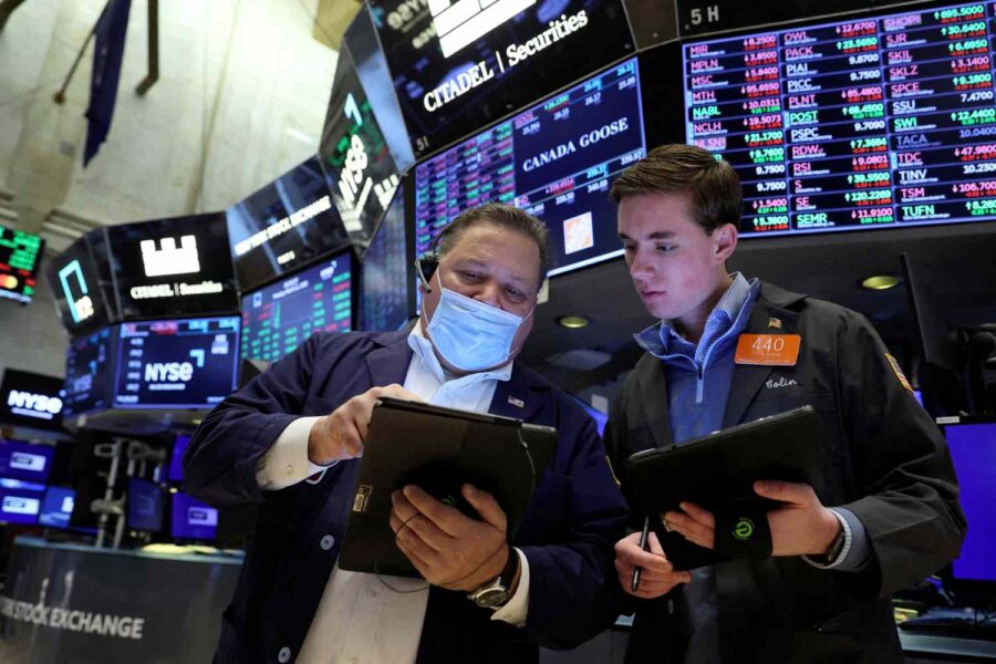 Imagem mostra dois traders na Bolsa de Valores de Nova York