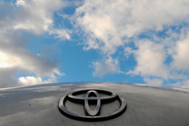 Imagem mostra o logo da Toyota 