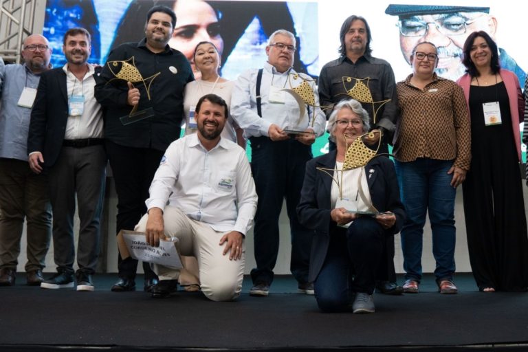 Na foto, os finalistas. Com os troféus em mãos estão os dois premiados e os herdeiros de Geraldo Bernardino e Aline Brun