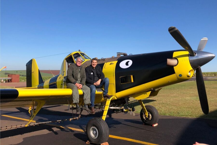 O piloto Paulo Garcia e Daniel Gonçalves, diretor da Bee or not to be, apresentam o avião customizado como abelha