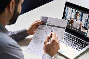 Homem fazendo entrevista de emprego virtual