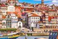 Barcos no rio Douro com cidade do Porto ao fundo