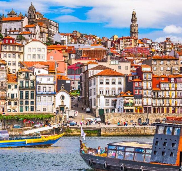 Barcos no rio Douro com cidade do Porto ao fundo
