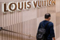 Homem descendo escada Louis Vuitton