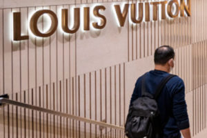 Homem descendo escada Louis Vuitton