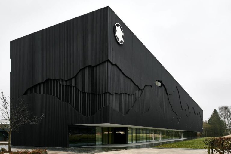 Fachada da Montblanc Haus, uma construção retangular com revestimento todo preto que simula uma caixa de caneta