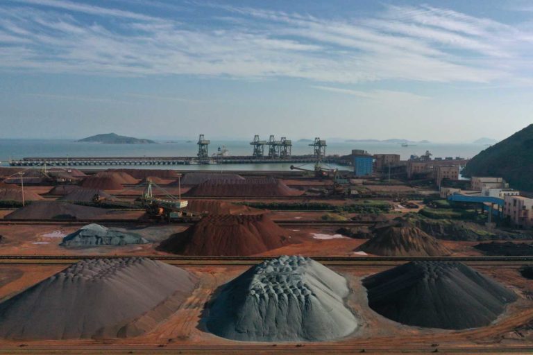 Foto de Minério de ferro no porto de Zhoushan, na China