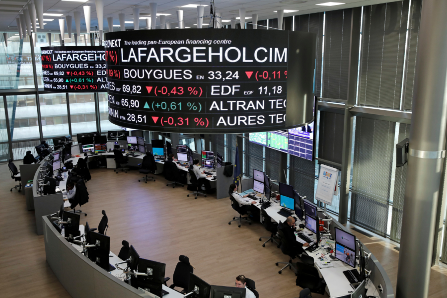 Pessoas sentadas em bolsa de valores