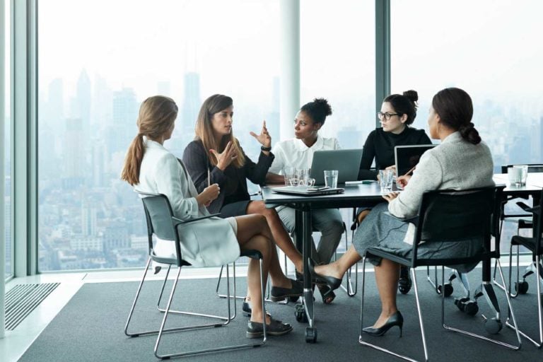 Pesquisas mostram como as mulheres melhoram não só o clima nos conselhos, mas também os resultados 