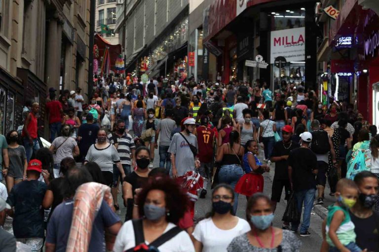 Imagem mostra pessoas andando na 25 de março, em São Paulo