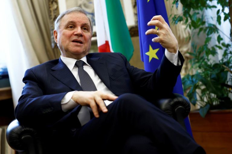 Foto mostra Ignazio Visco, membro do Conselho do Banco Central Europeu, sentado em uma cadeira fazendo gestos com as mãos