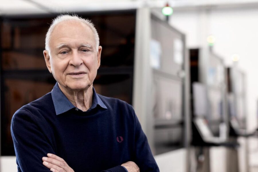 Foto de Giuseppe Crippa, fundador da Technoprobe, de braços cruzados