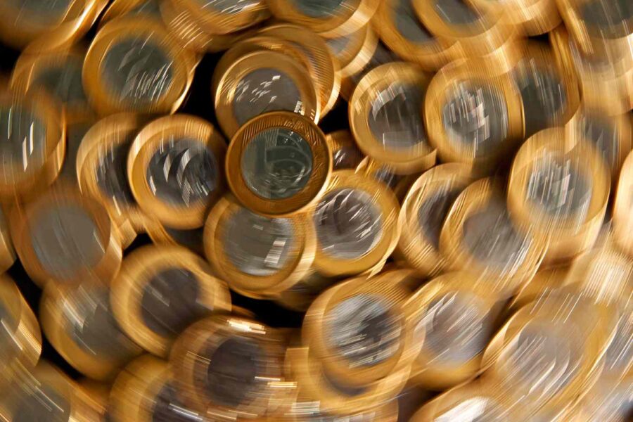 Imagem mostra várias moedas de reais
