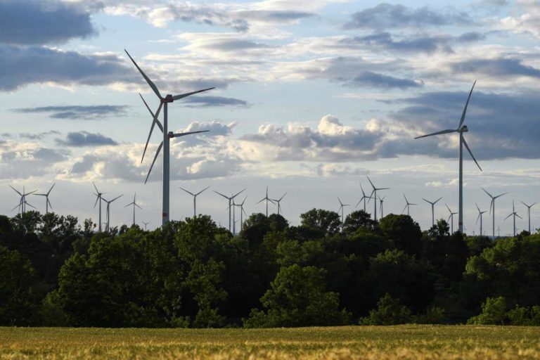 Foto de turbinas de geração de energia eólica 