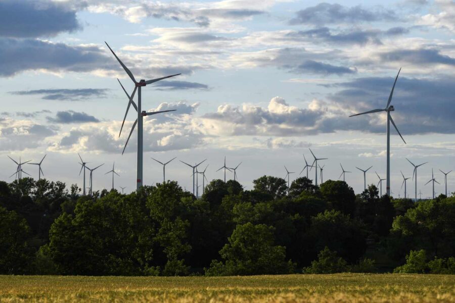 Foto de turbinas de geração de energia eólica