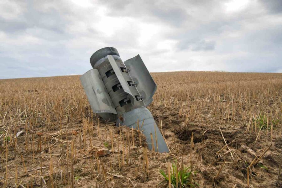 Míssil de foguete em lavoura próxima de Kiev, lançado no dia 6 de abril 
