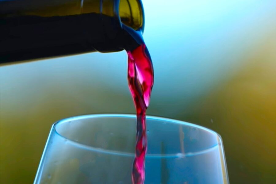 vinho tinto sendo despejado em uma taça de cristal