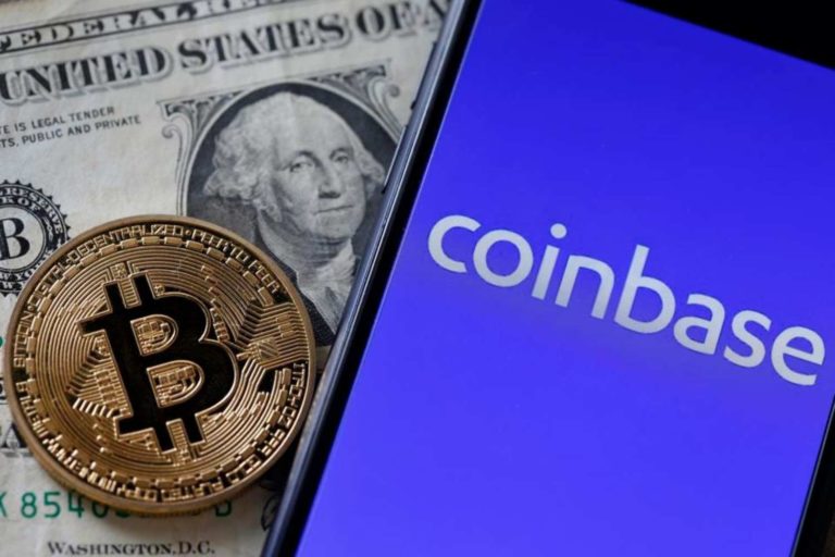 Bitcoin, logo da Coinbase azul em celular e uma nota de dólar aparecem em uma única imagem