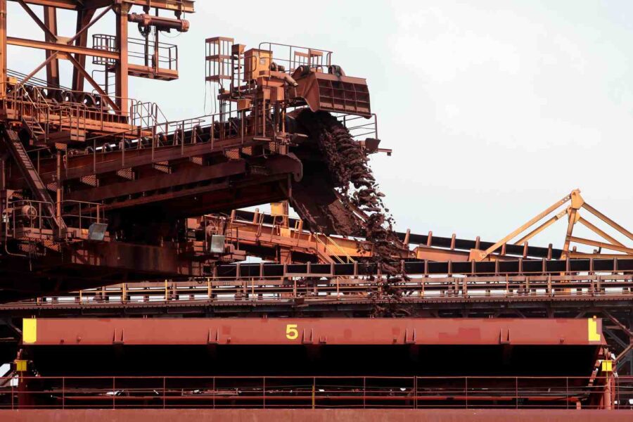 Foto de navio carregado com minério de ferro.