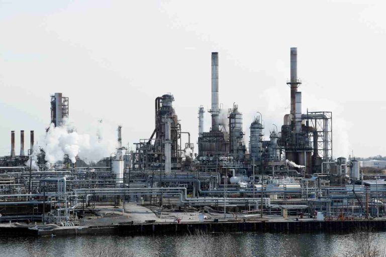 Imagem mostra refinaria de petróleo na Filadélfia