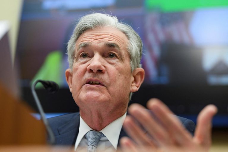 Foto do Chair do Fed, Jerome Powell, falando em um microfone e fazendo gestos com as mãos