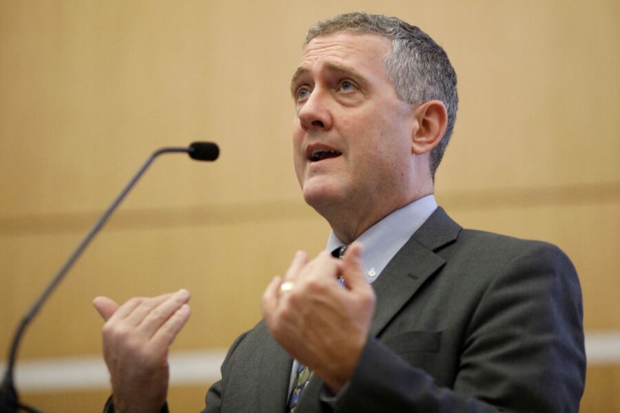 Foto de James Bullard, presidente do Fed de St. Louis, falando