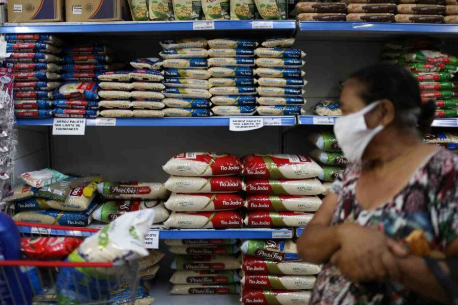 Consumidora faz compras em supermercado do Rio de Janeiro
