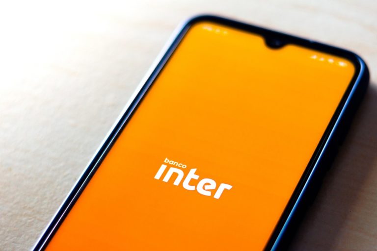 Imagem mostra logo do Inter em um celular
