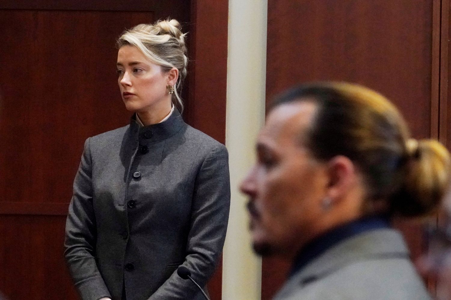 Amber Heard diz que julgamento é o fato mais doloroso de sua vida e  sustenta acusações contra Johnny Depp