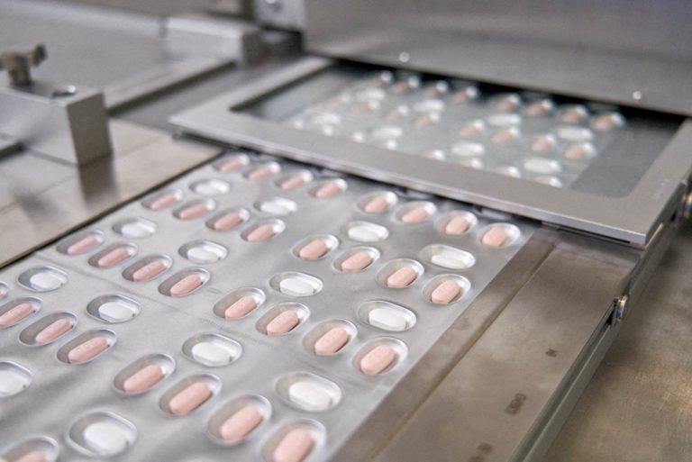 Imagem mostra píluar da Pfizer sendo embaladas na fábrica