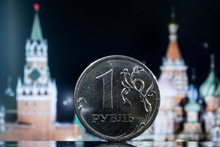 Imagem mostra uma moeda de rublo, da Rússia