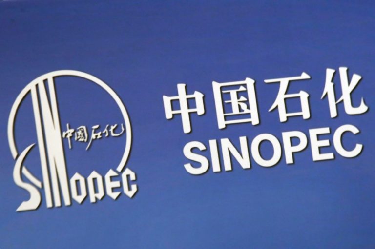 Logo com o nome da Sinopec. O fundo é azul e as letras brancas.