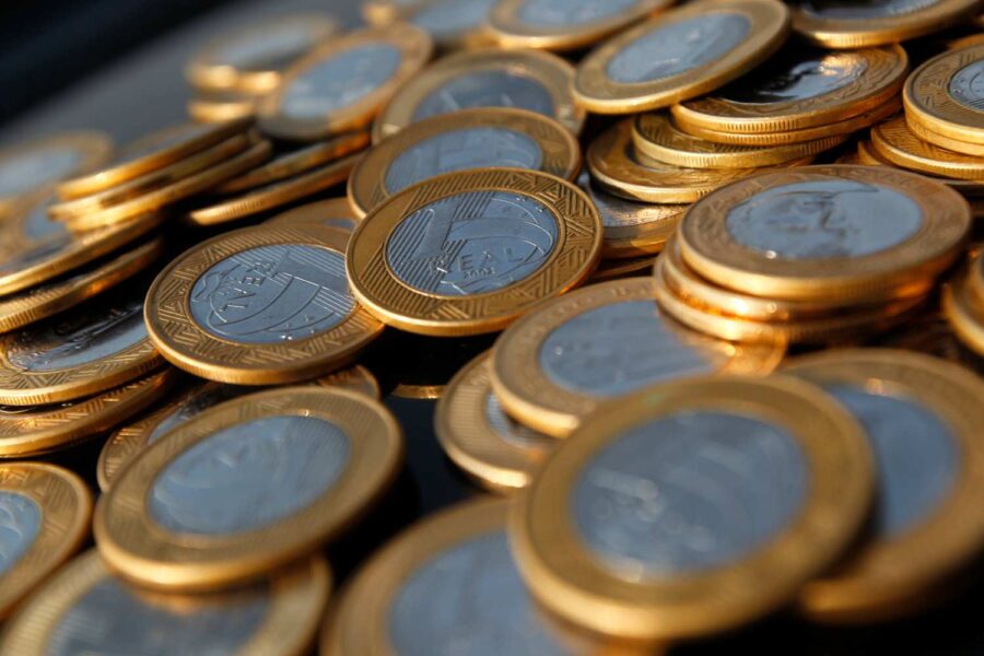 Foto mostra diversas moedas de 1 real 
