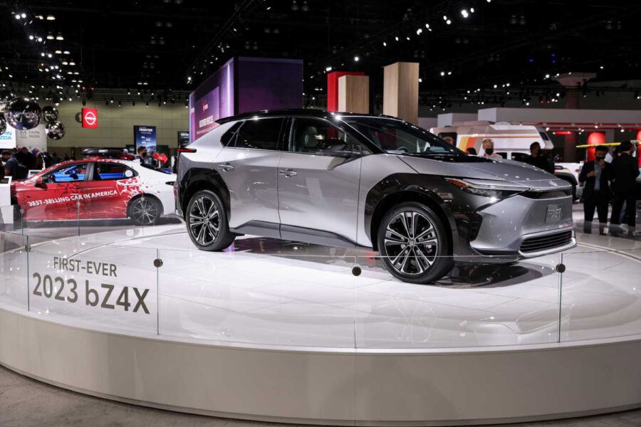 Carro cinza e grande da Toyota em um palco
