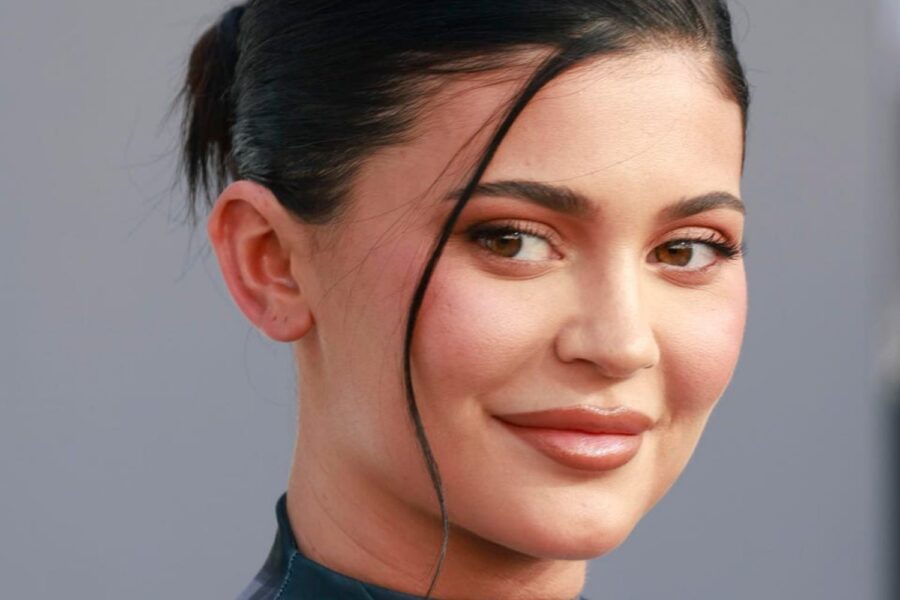 Foto de Kylie Jenner olhando para o lado