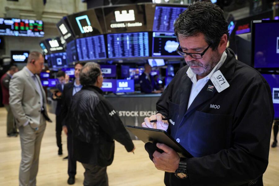 Operadores trabalham na Bolsa de Nova York, em NY, EUA