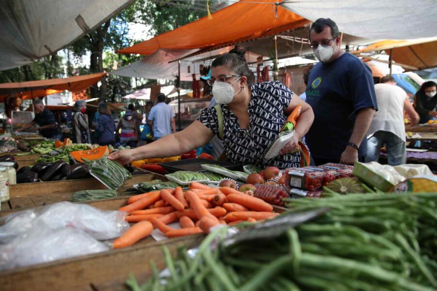 Consumidores fazem compras em feira no Rio de Janeiro