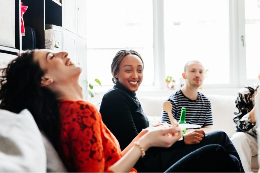 funcionárias rindo tendo diversão no trabalho