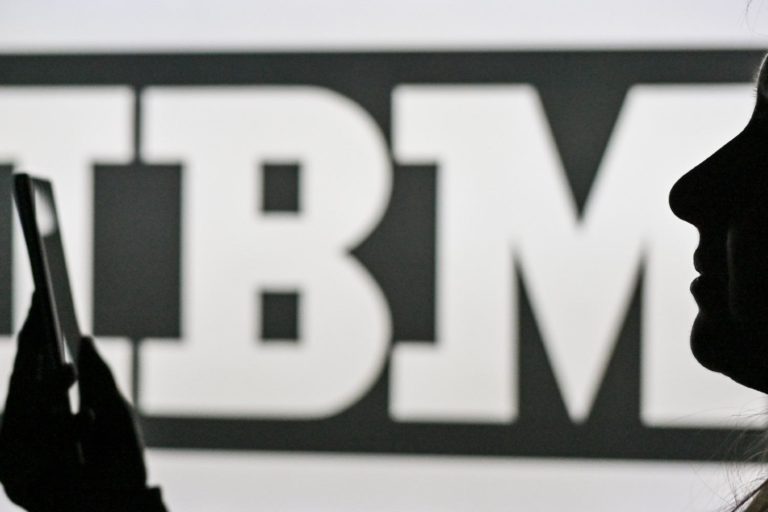 Silhueta de pessoa na frente de logotipo da IBM