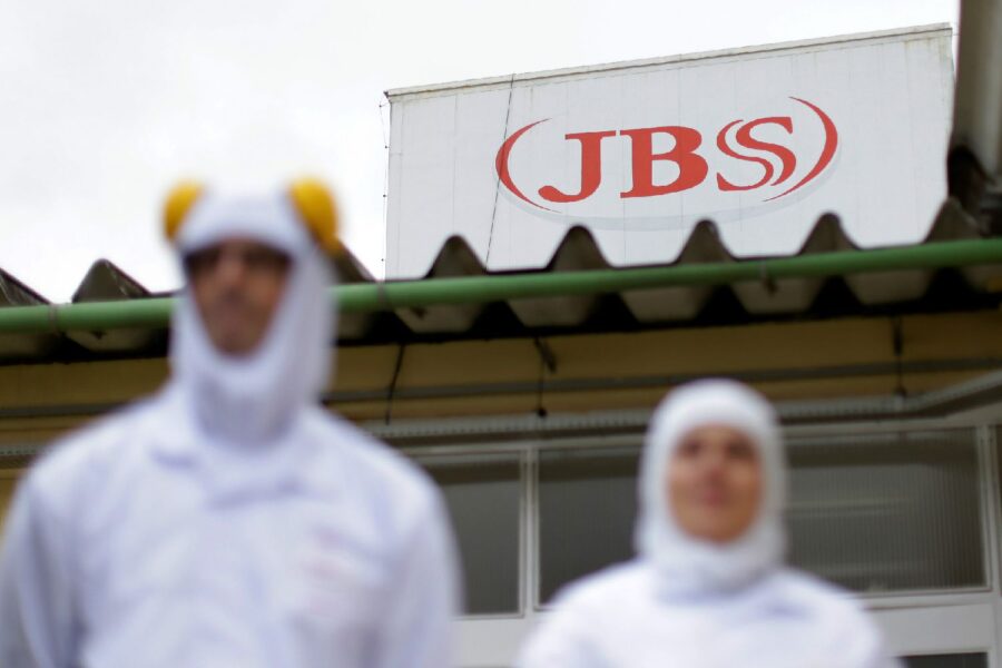 Logotipo e funcionários da JBS