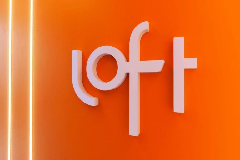 Logo da Loft, com letras brancas e fundo laranja