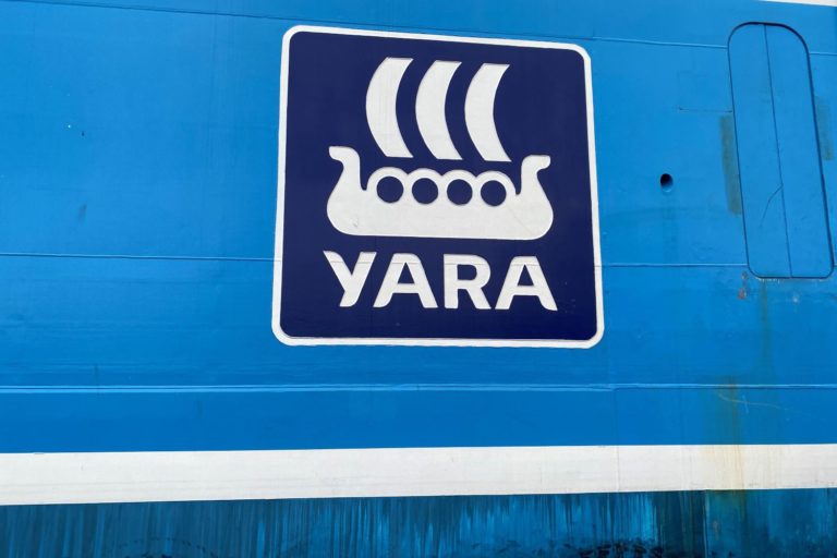 Logo da empresa Yara. Ele é azul com detalhes e nome da marca em branco.